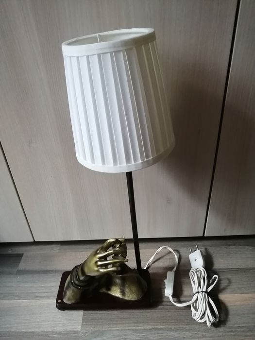 Lampă cu model decorativ mâini