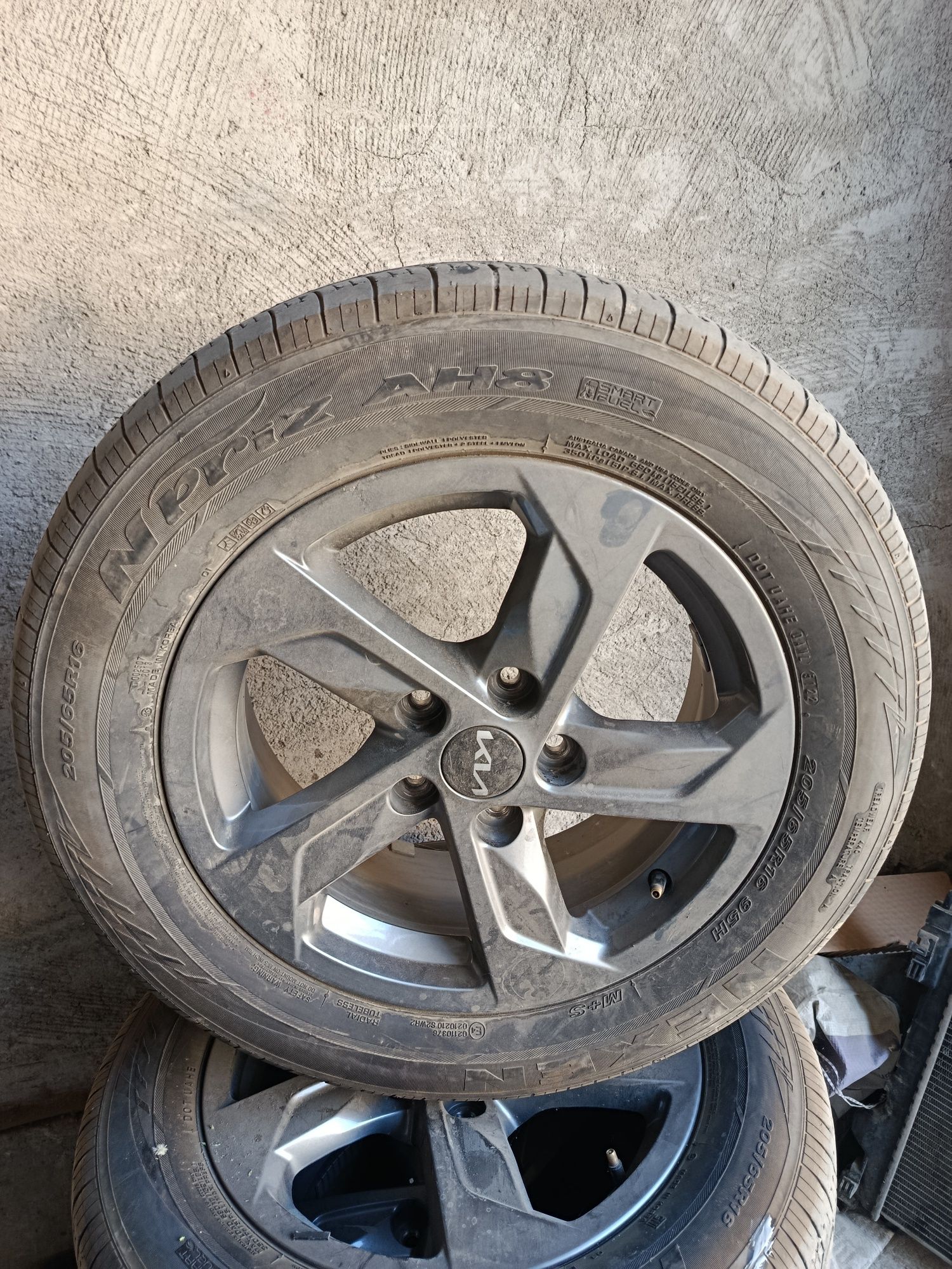 Kia k-5 R 16 diska+balon sotiladi.