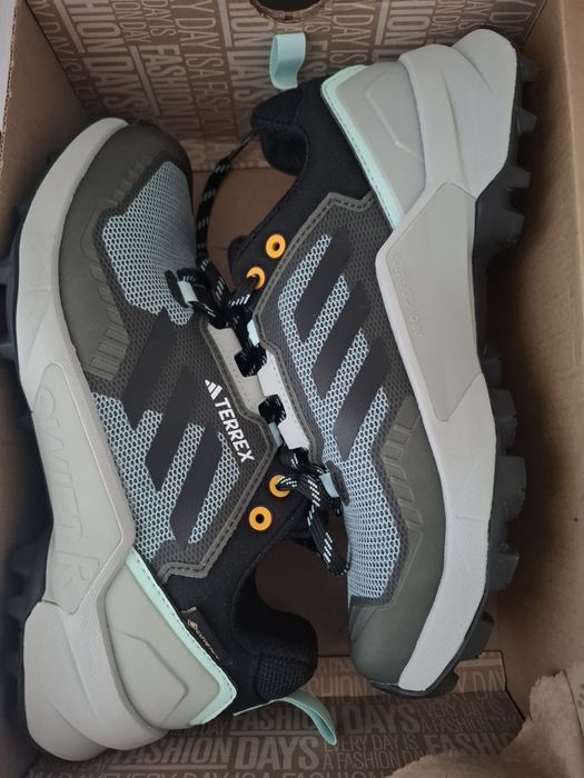 Adidași noi drumetie la munte