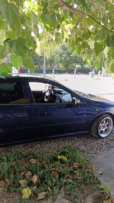 Mașina de vânzare Opel.