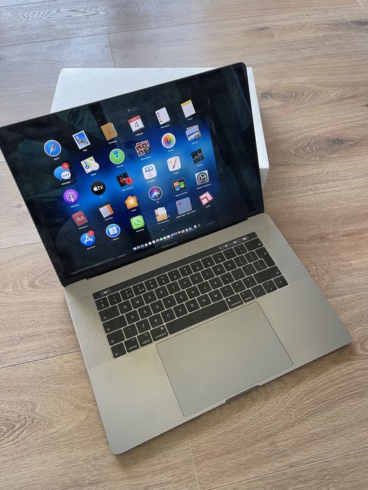 Macbook pro 15” 2018 i7 256SSD 4GB Video 16GB RAM display crapat