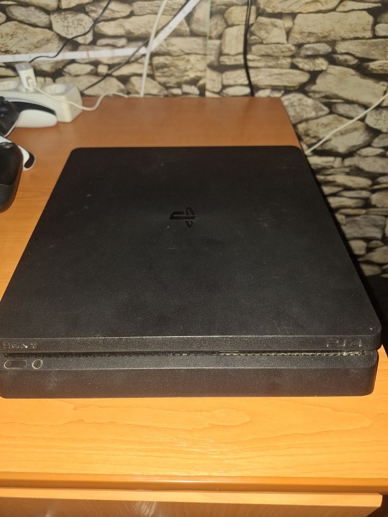 Vând PlayStation 4 slim