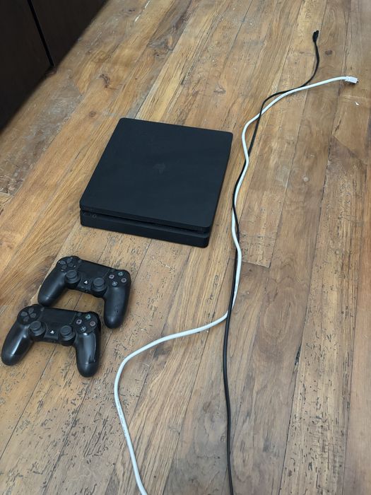 Продавам ps4 slim 1TB с 16 игри и 2 джойстика,може да намаля цената
