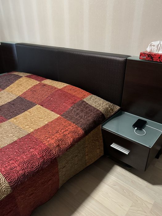 Спалня с нощтни шкафове и осветление