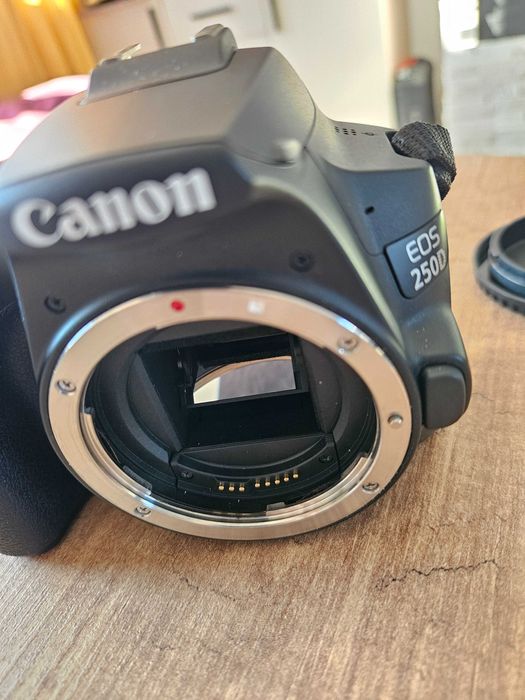 Фотоапарат Canon EOS250D + обектив 18-55mm f/4-5.6