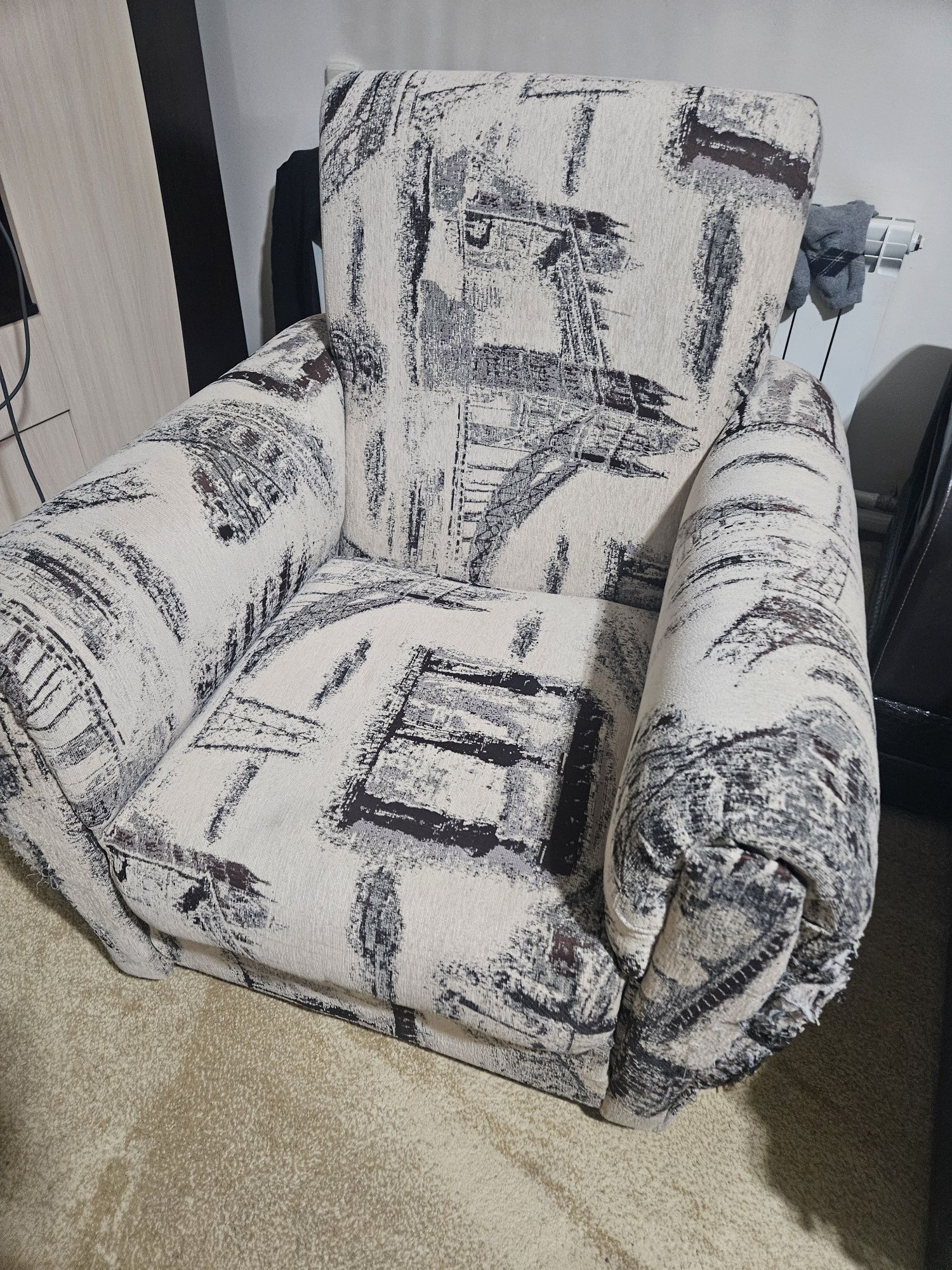 Продам диван и два кресла
