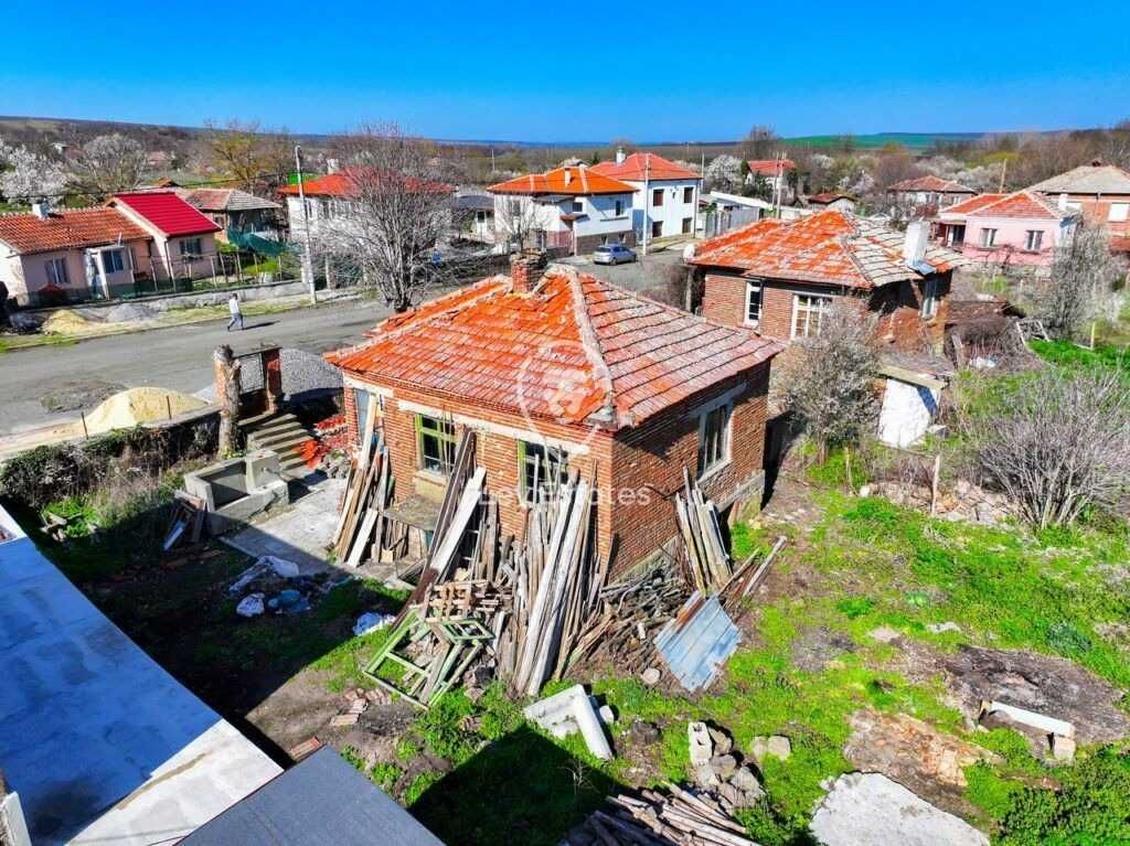 Едноетажна тухлена къща с парцел в село Сърнево, област Бургас