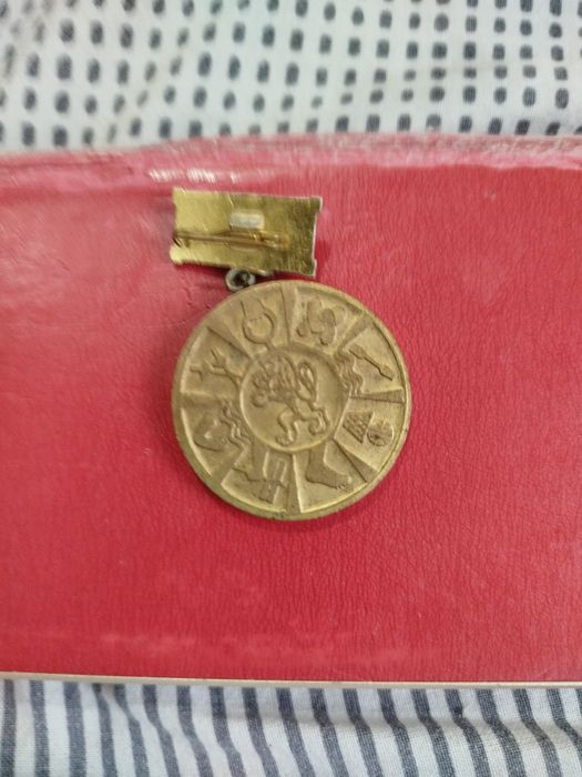 Продавам медал от соца