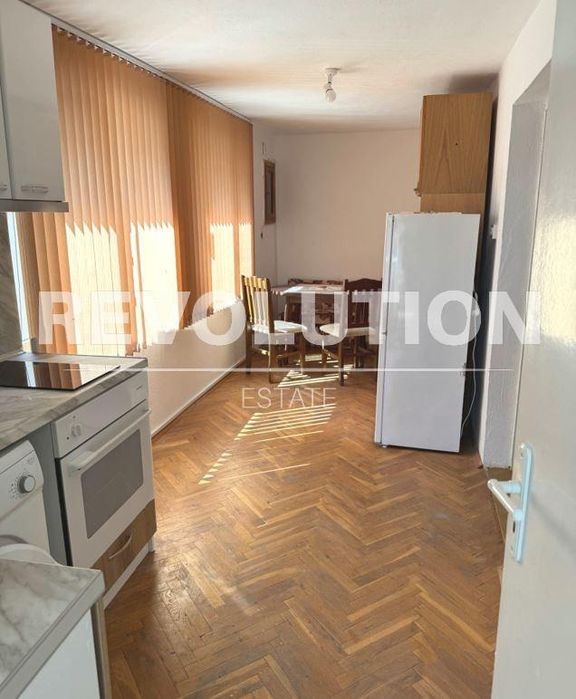 Тристаен апартамент в района на м-т  св. Никола!