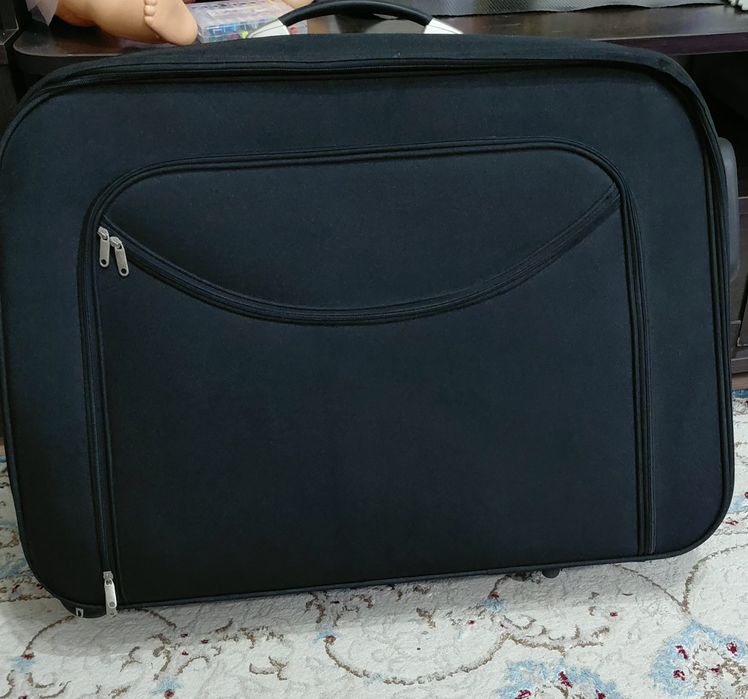 Чемодан, дорожный. Узкий.