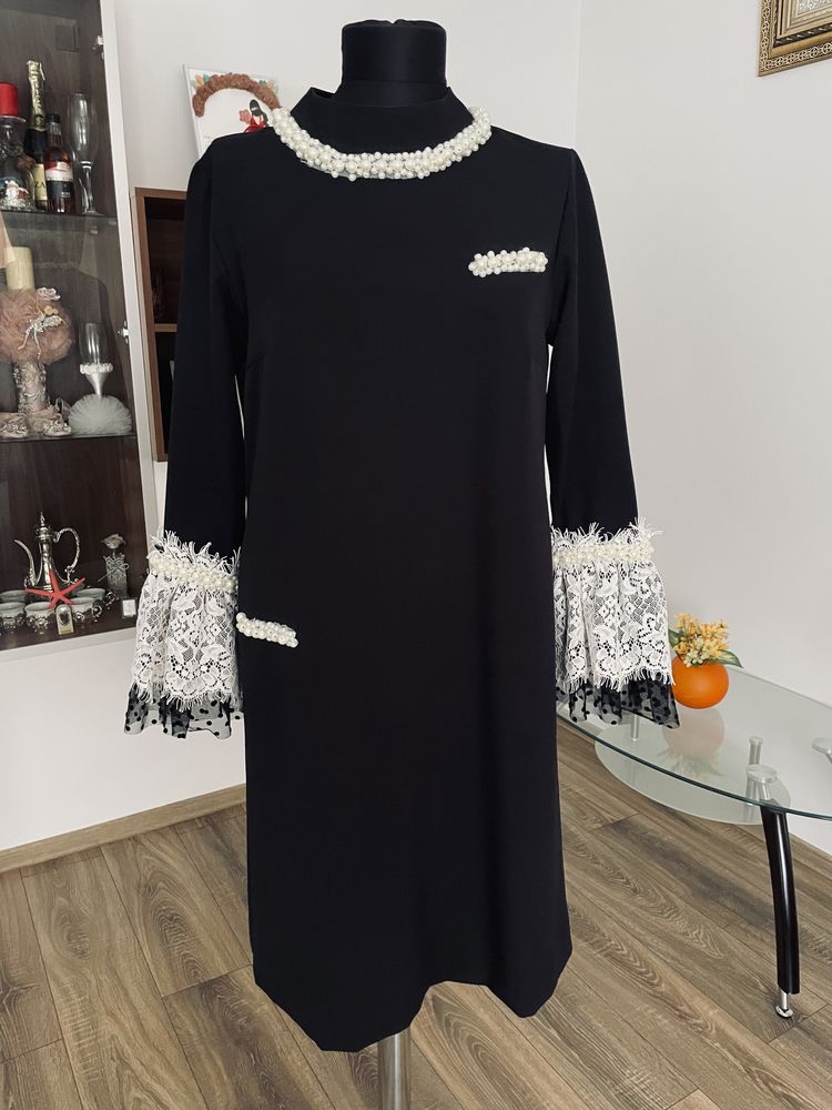 Vand rochie neagra de seara accesorizata cu margele