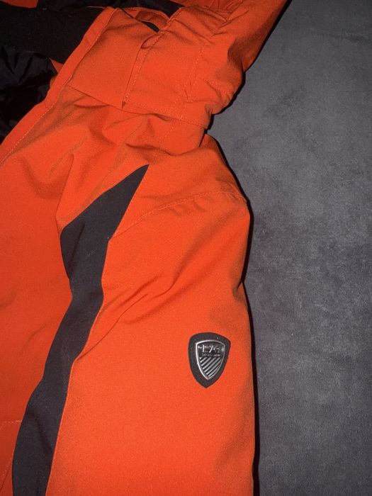 Оригинални якета на Emporio Armani и Moncler за 8-9 годишни.