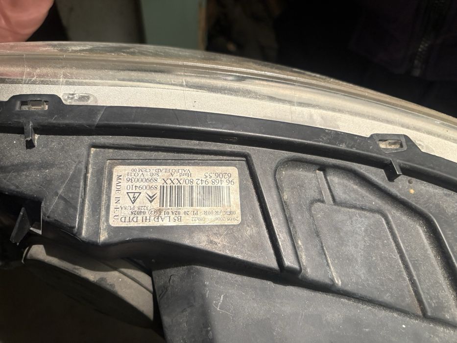 Фар citroen C4 със ксенон и крушки.