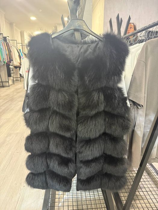 Продавам елегантен елек естествен косъм от лисица!