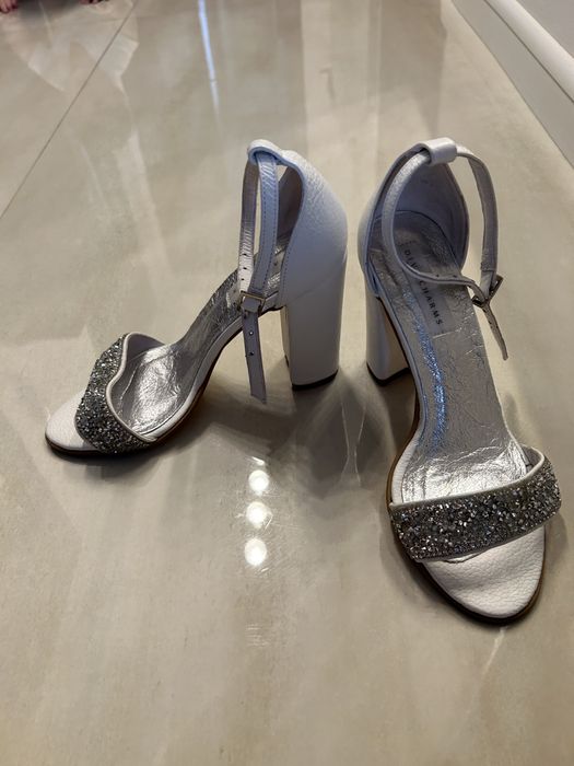 Sandale albe cu pietricele