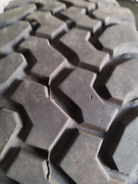 Продавам 2 броя много добри гуми за кал DAKAR