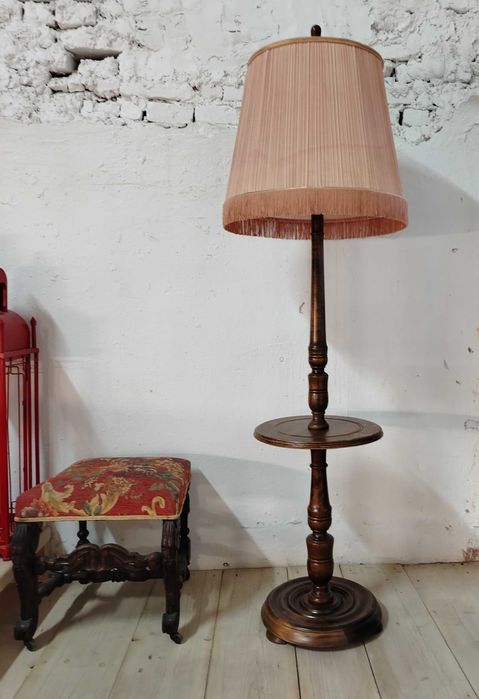 Lampadar vechi cu picior din lemn, Belgia