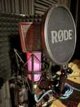 Rode nt1 signature purple + stativ+ 2 pop filtere