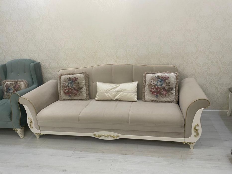 Диван с двумя креслами