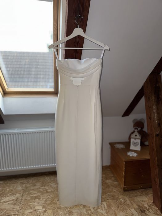 Rochie de civilă custom-made Conică accesorizată cu o Capă