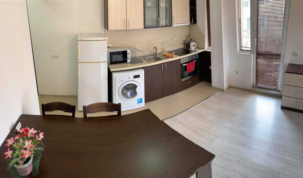 Дава се под наем Тристаен апартамент в Бургас, Лазур - 80 кв.м за 510 € - Снимка #1