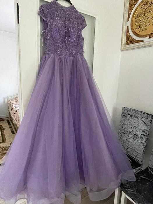 платья в отличном состояние