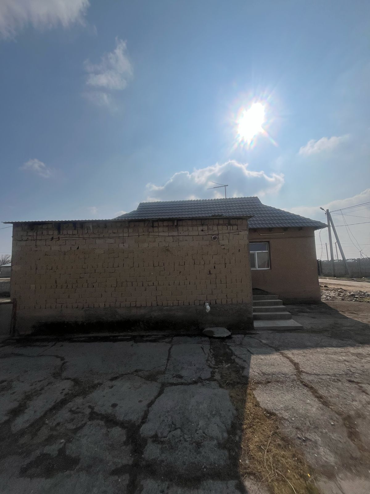 Үй сатылады. Продаётся дом.
