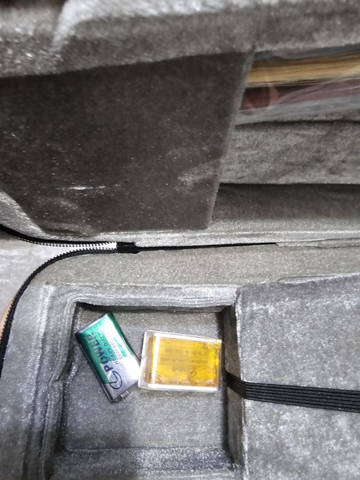 Vioară electrică roșie