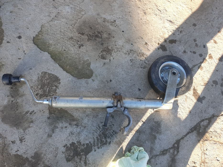 Cric cu roata ptr remorcă in stare f...buna aproape nou