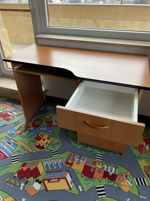 Vand birou in stare buna.