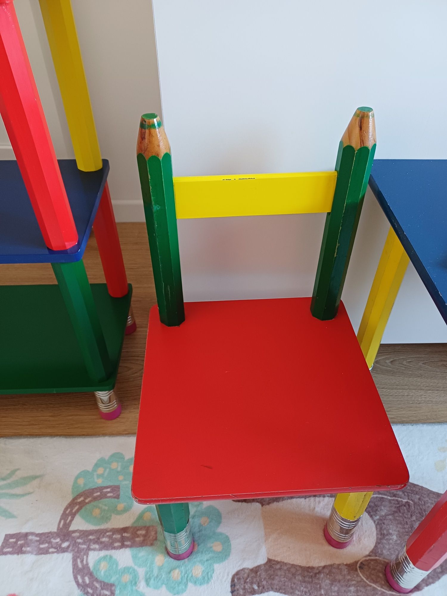 Masuta  copii cu 2 scaune si biblioteca tip Creion colorat