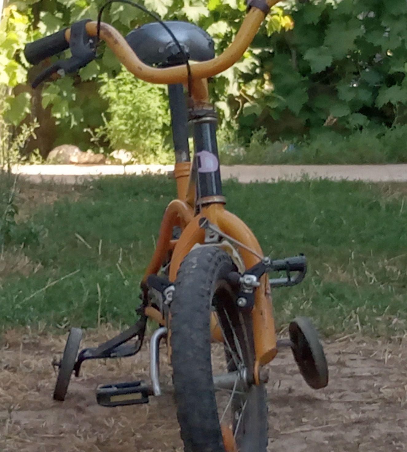 Bicicleta cu roți ajutătoare