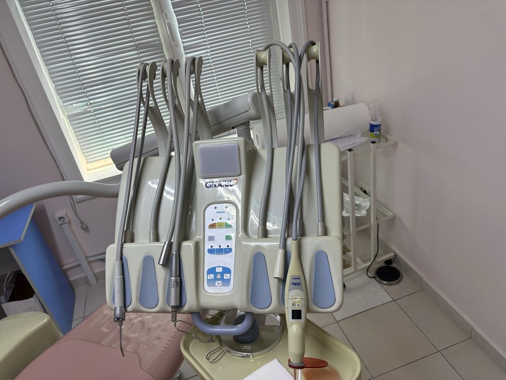 Stamatologlar uchun kreslo va nabor sotiladi