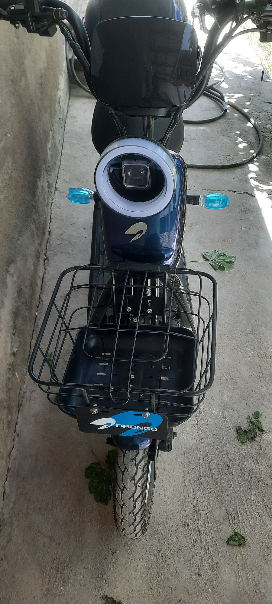 Drongo skuter sotiladi