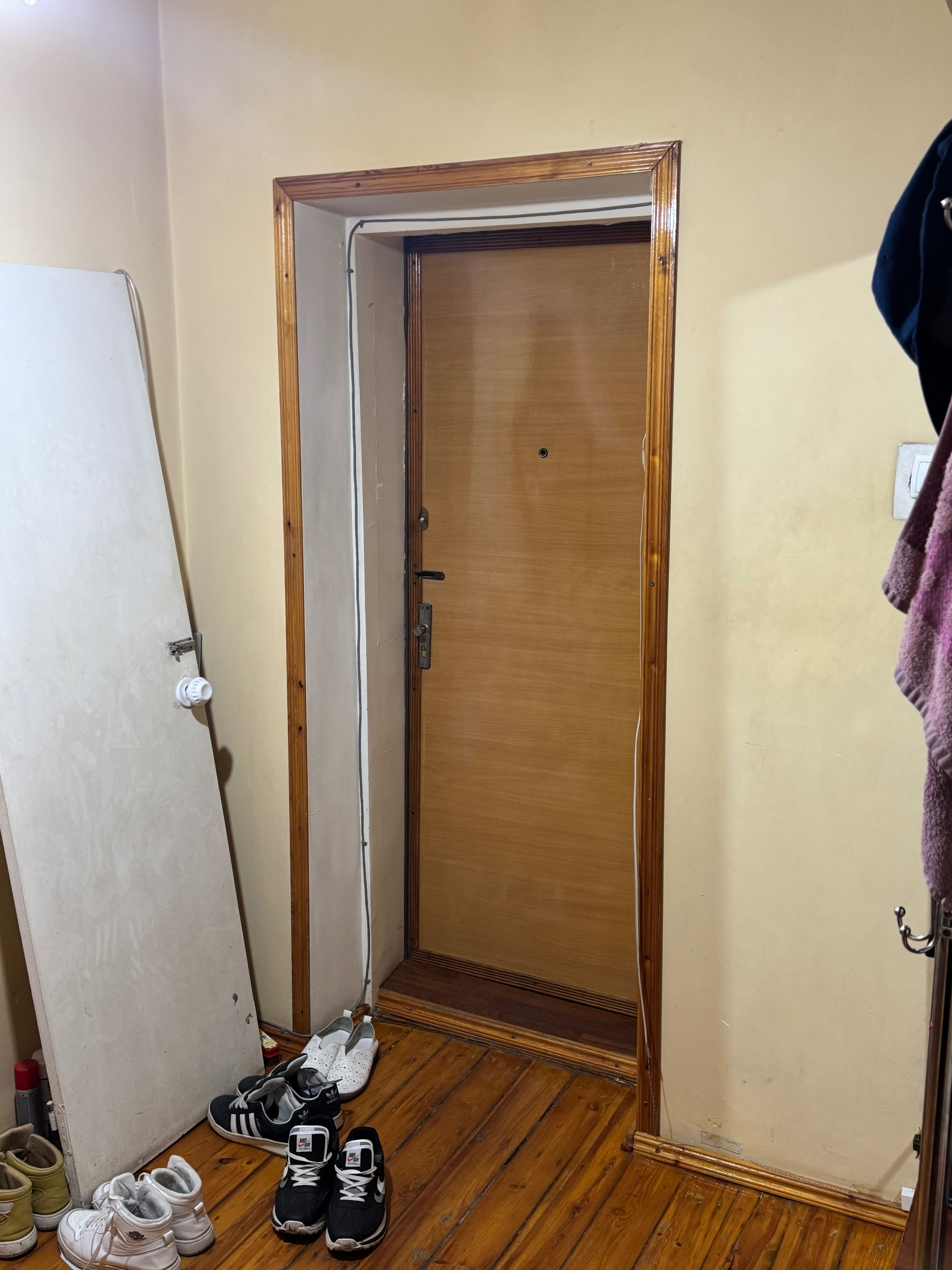 Продается 2х переделанная в 3х ком-ая квартира 77 серия