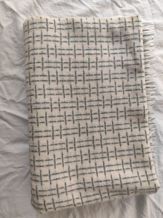 Светъл кашмирен шал, много топъл, подходящ и за подарък