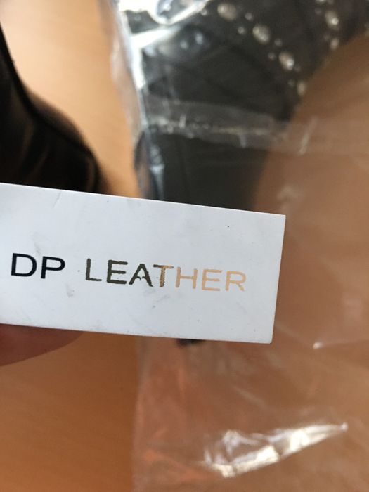 Ghete din piele, dama