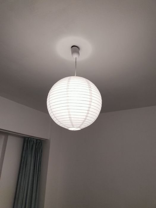 Lustra alba din hartie