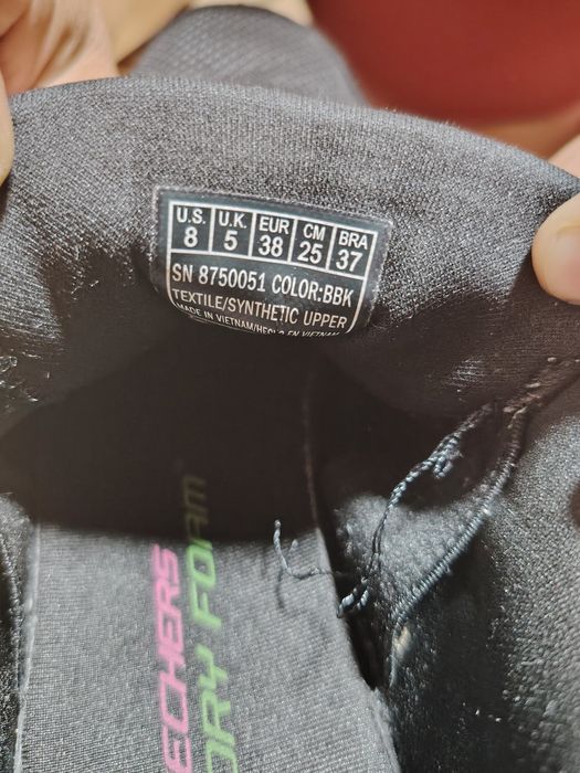 Vînd o pereche adidas skechers