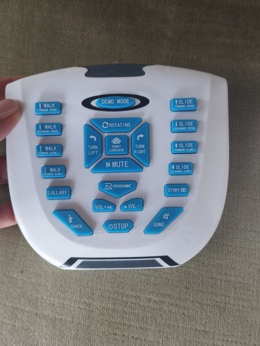 Robot inteligent cu telecomandă-jucărie educativă
