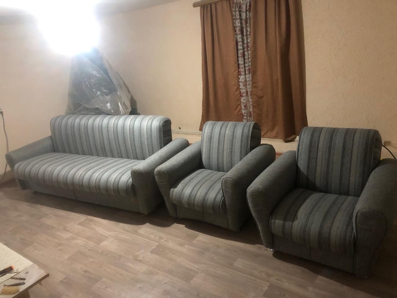 Мягкий мебель с двумя креслами