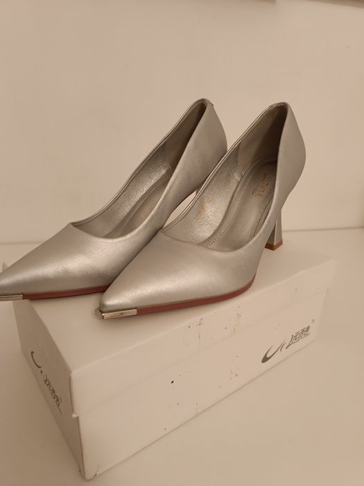 Туфли сатылады. 37 - ші размер , бірақ 38 - ші , 39 - шы размер сияды