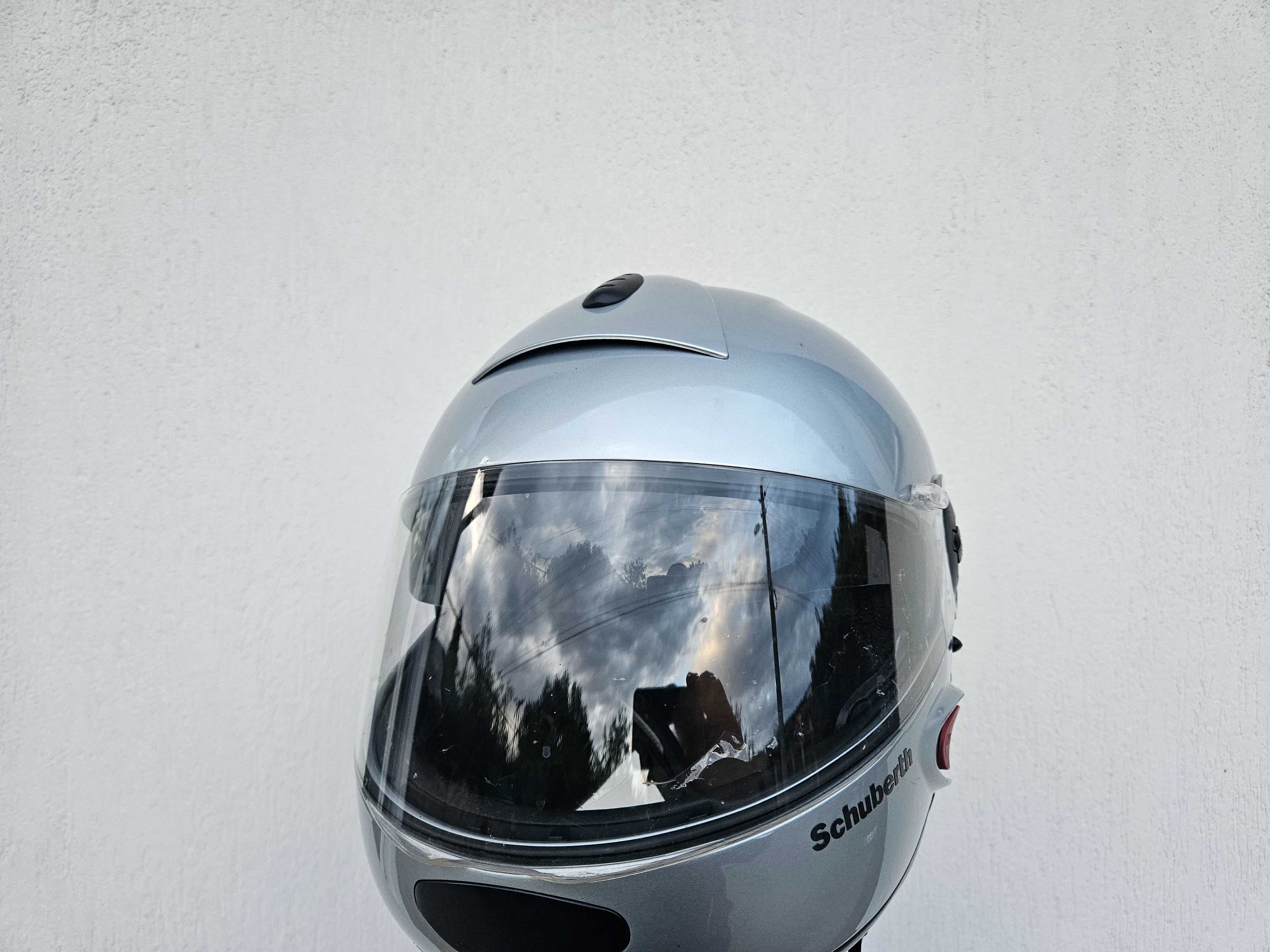 Каска Schuberth.
