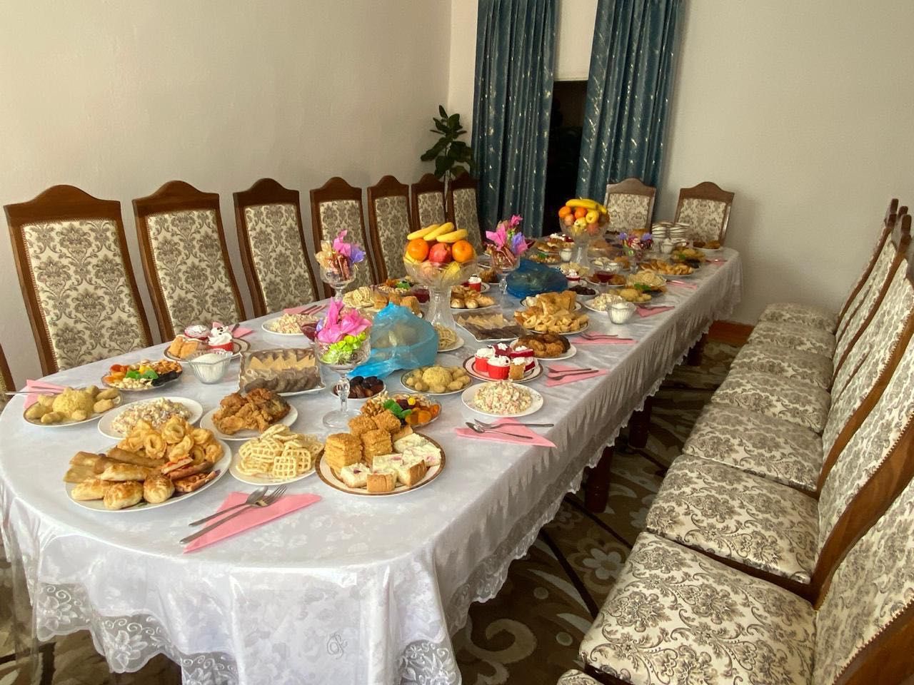 Продается стол 4 м + стулья 20 шт