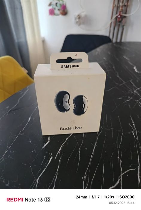 Laptop și căști funcționale