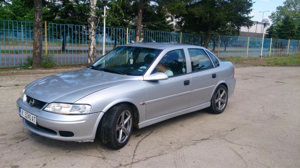 Продавам опел за части в добро състояние пали и върви. Продава се цели