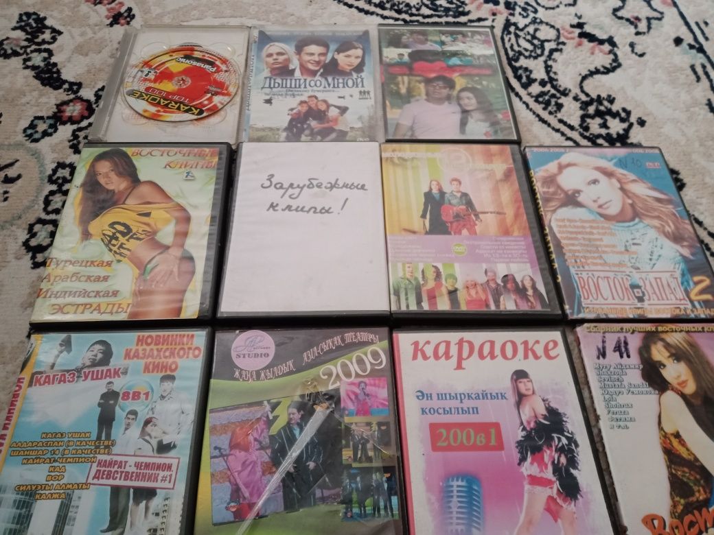 DVD и СД диски с клипами.