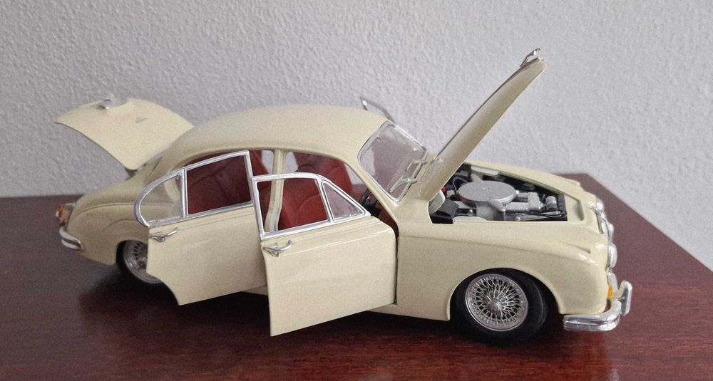 Macheta auto Jaguar Mark II fildeșului si rosu 1959 Maisto 1:18