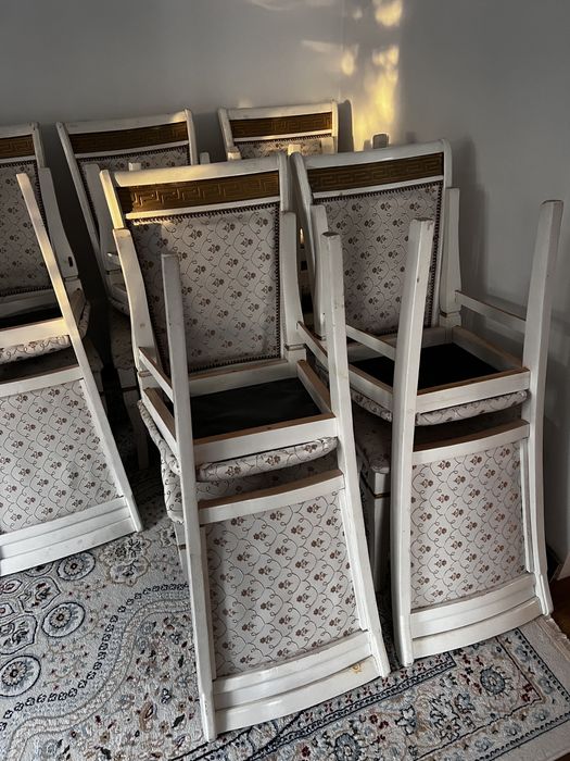 Белые стулья из дерева