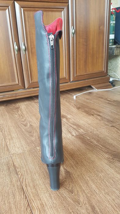 Ботуши черни в червени акценти и цип до долу, размер 37